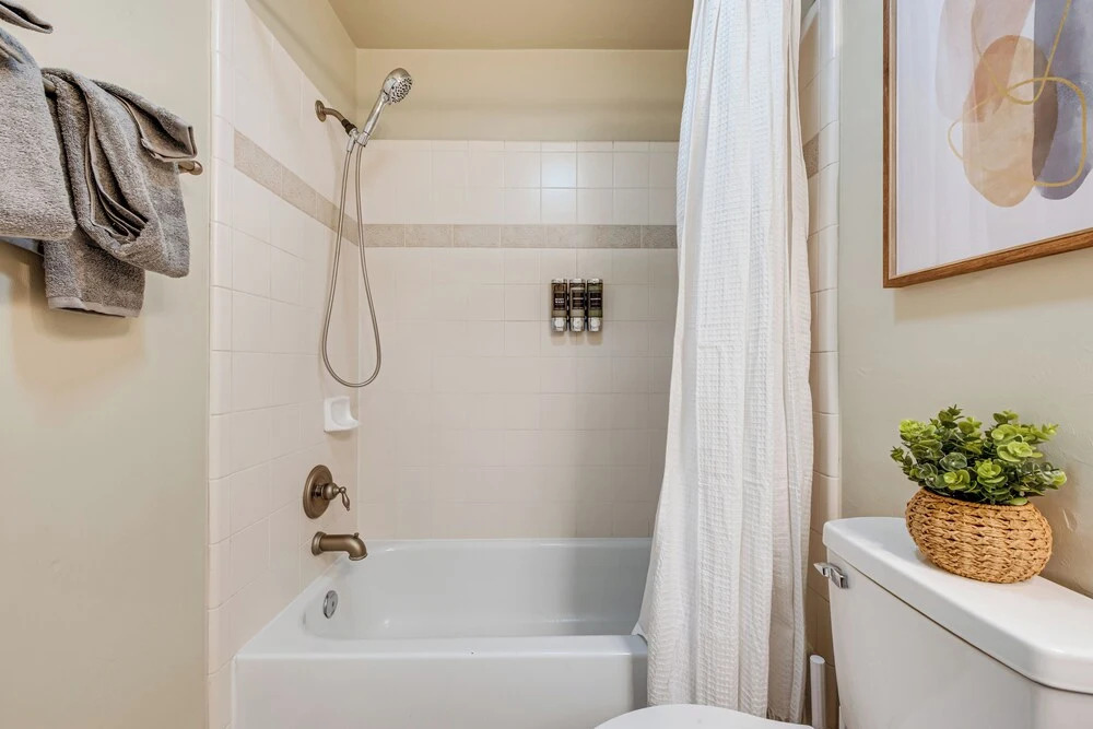 3 Mi to Fsu! Pet-friendly Townhome w/ Pool Access