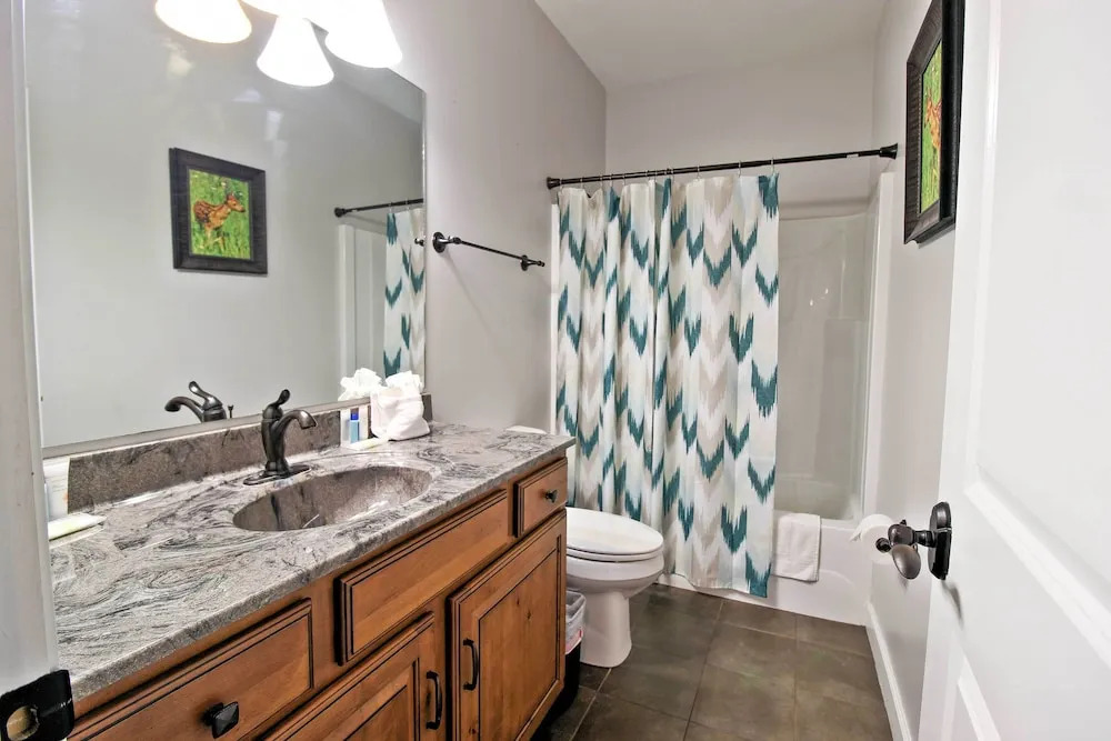 Hot Tub & Game Room! Group-ready Smokies Cabin