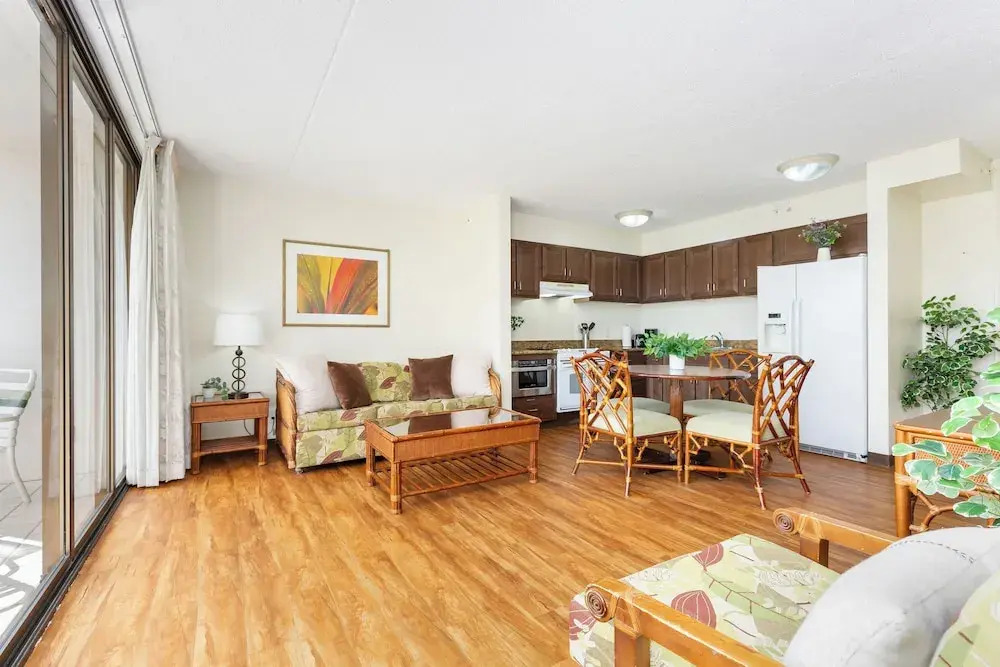 Waikiki Banyan 3409
