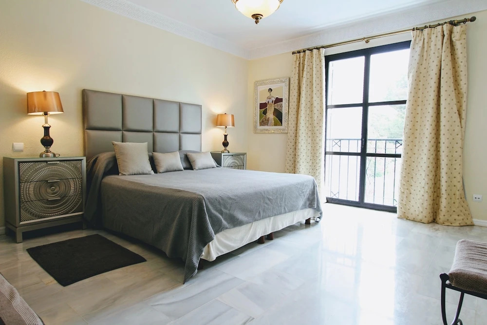 Beach Front Apt, Puerto Banus, Family Freindly, Free Wifi /parking.pools, Aircon