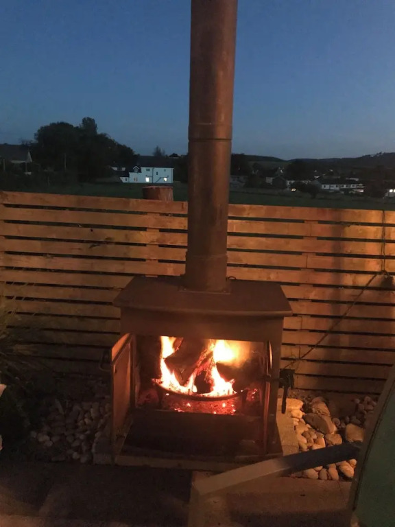 5 Bed House-sleeps 14-hot Tub-bar-garden-parking