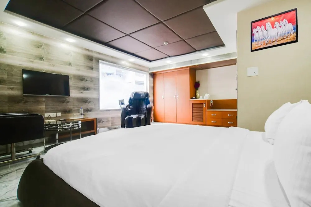 Cozy Deluxe Room at Chappan Market Indore