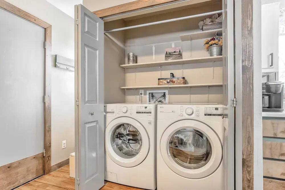 One Level Home Near Downtown Hot Tub