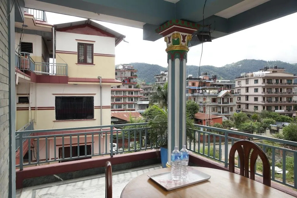 OYO 618 Hotel Middle Point