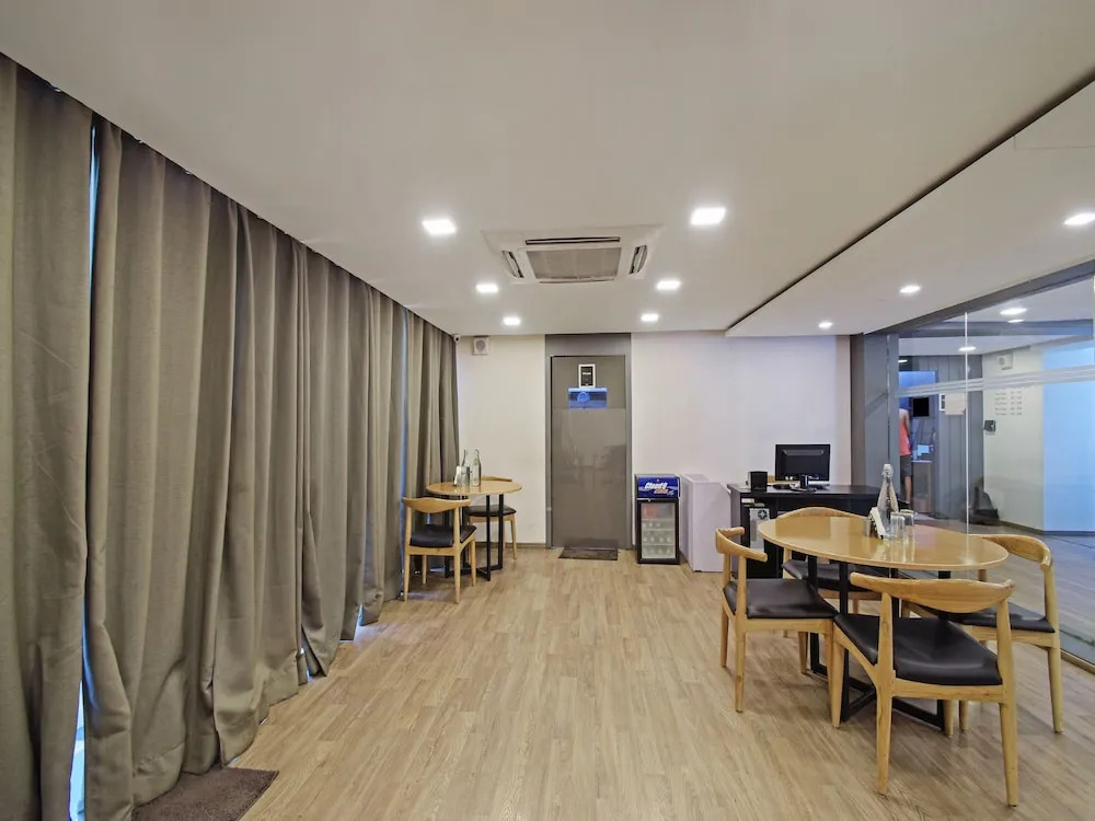 OYO Townhouse 030 Ashram Road Ahmedabad