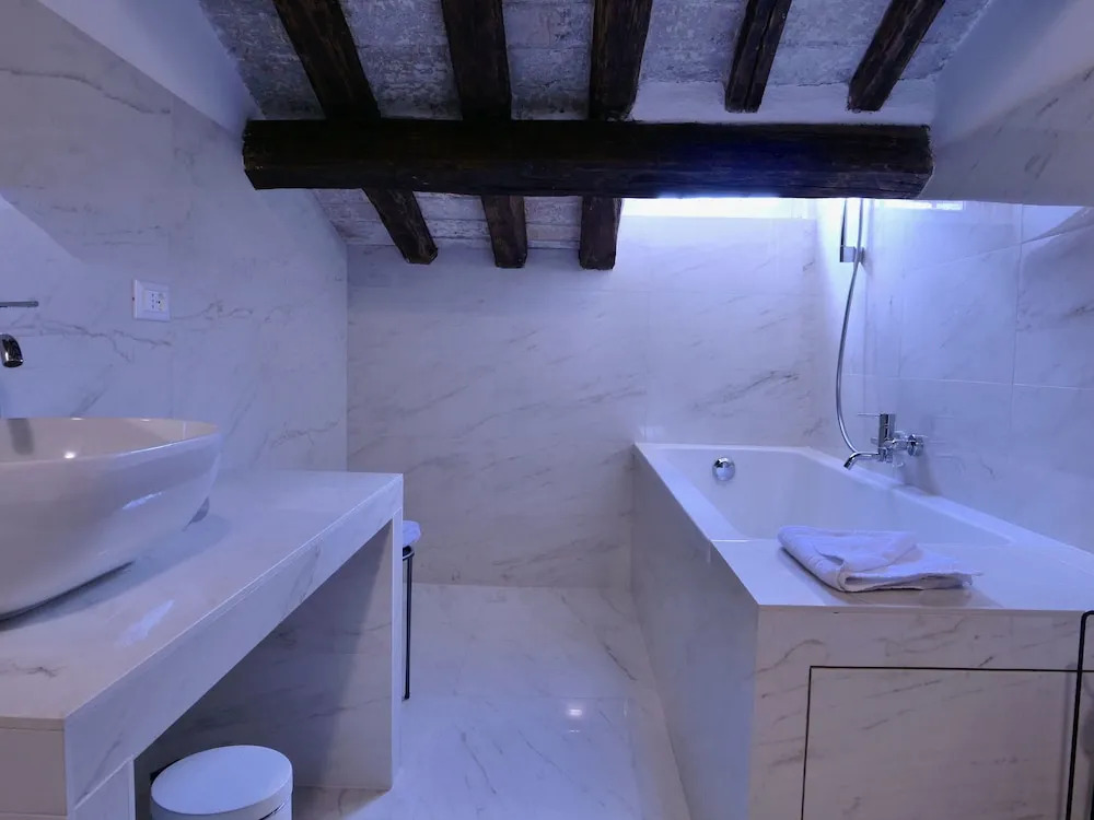 Helmirage suite Trevi