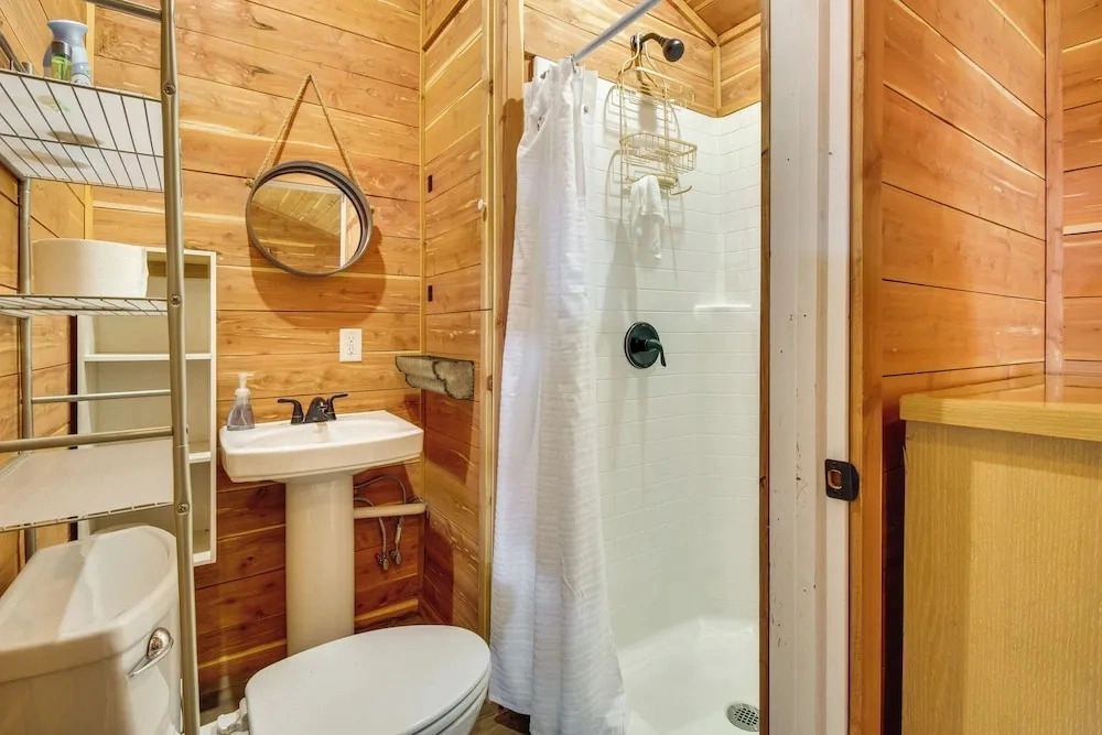 Half-mi to Bull Shoals Lake Access: Anglers Cabin