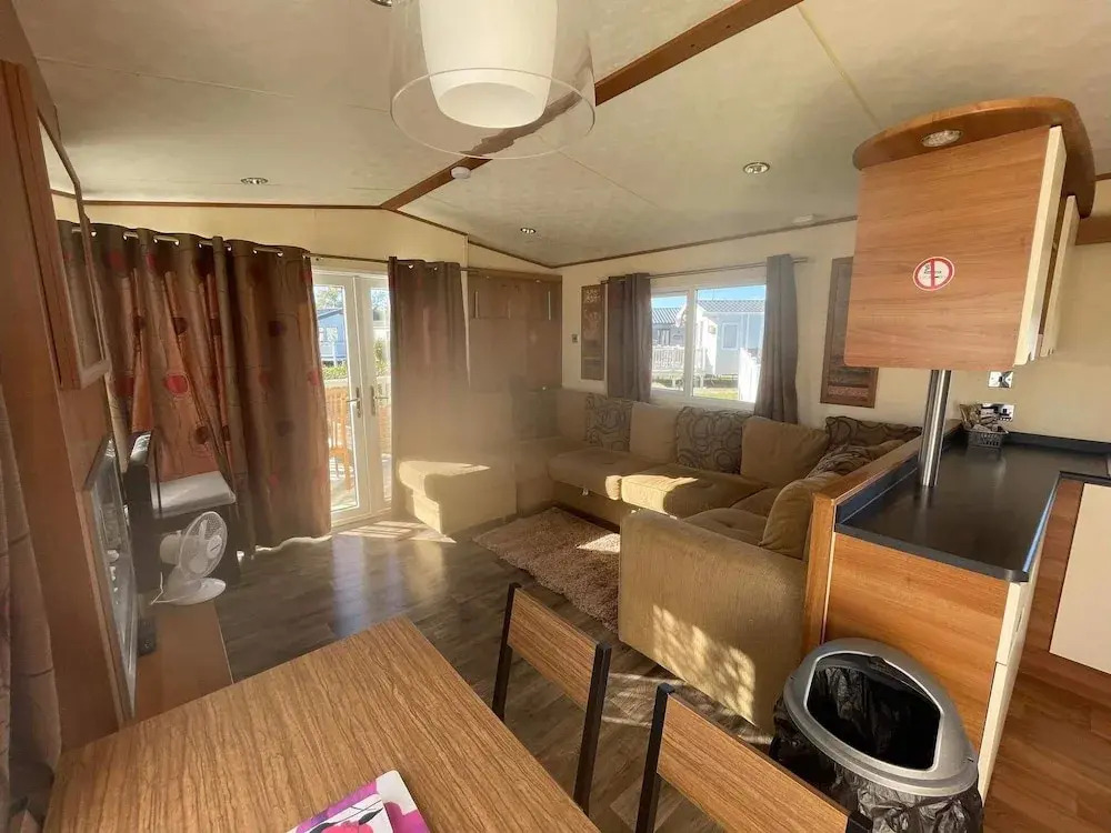 Caravan - Sleeps 8 - Pets Ok - Parking