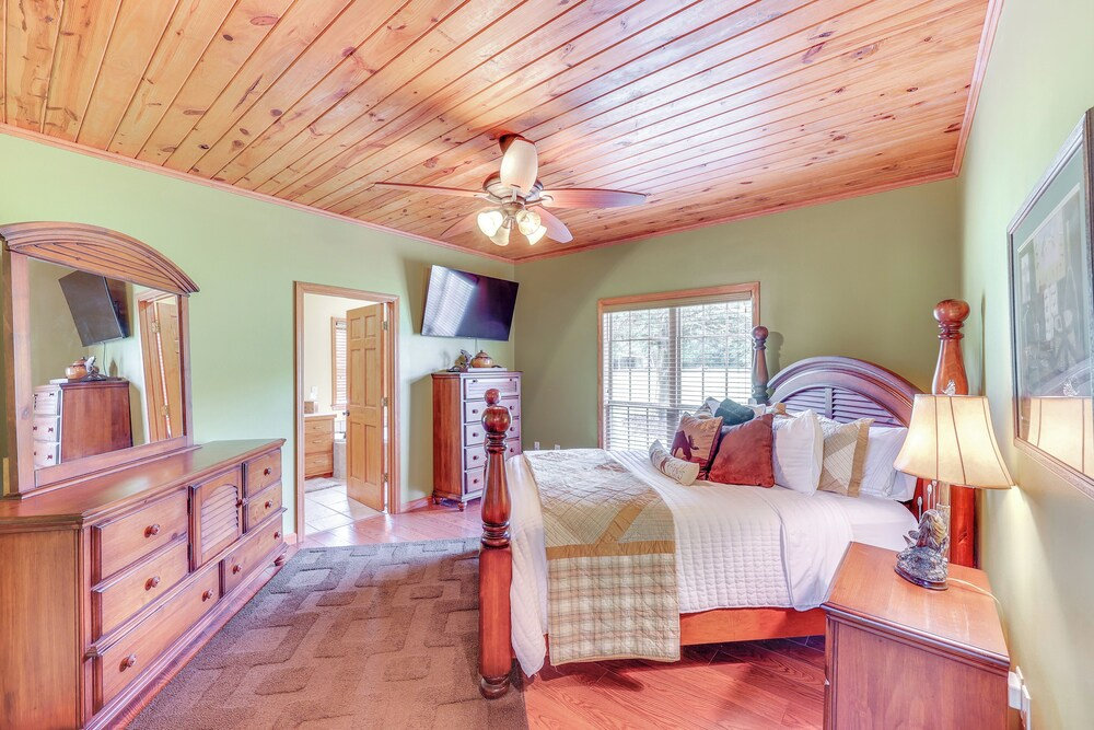 Riverfront Cabin on 2 Acres in Glenwood!