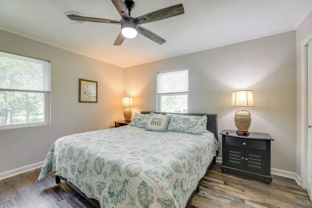 Lovely Emerald Isle Home, Walk to Beach!