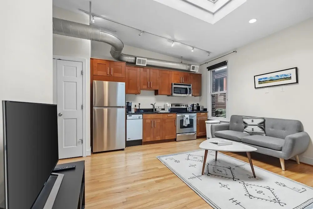 Logan Circle Carriage House 1b-1b Central Bright