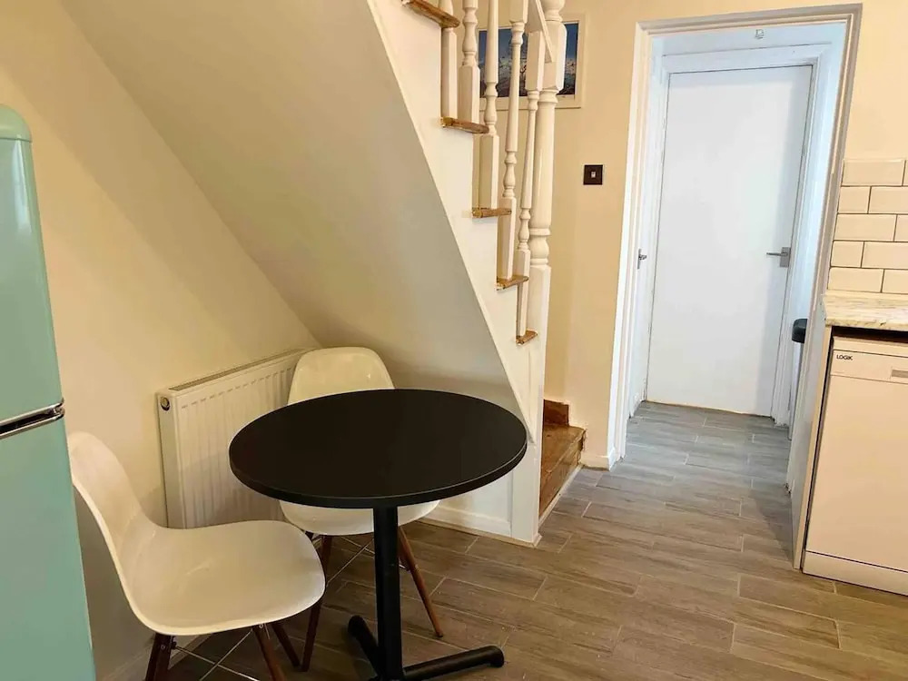 Essex 2-bed House nr Stanstead With Arcade Machine