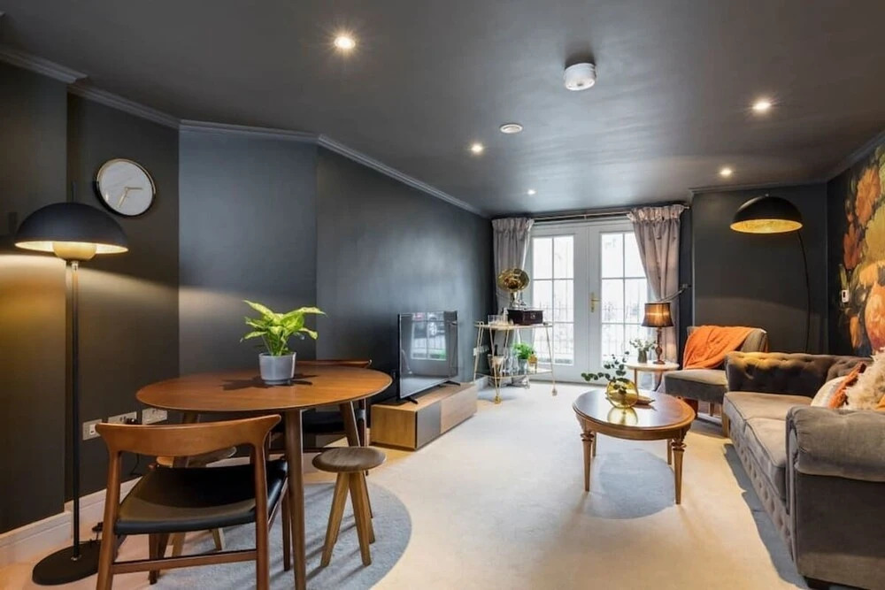 Amazing Designer 2 bed in Barons Court/west Ken