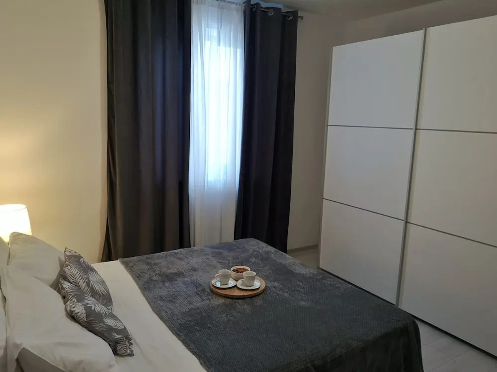 Large 95 m2 apt w. the sea View, Balcony and gar