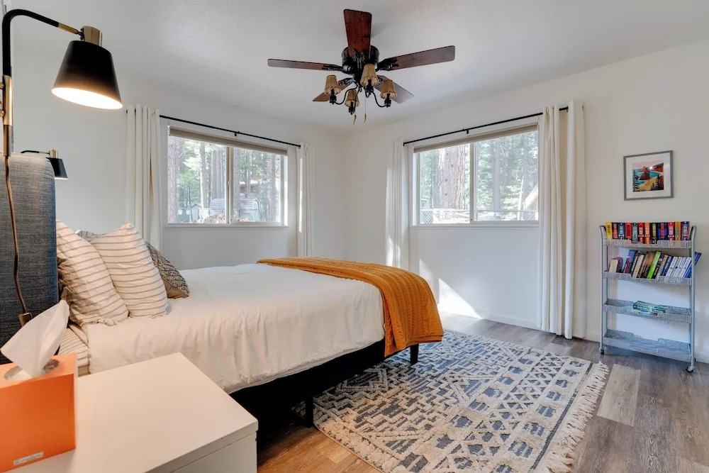 2 Mi to Lake Almanor! Northern Sierra Family Cabin