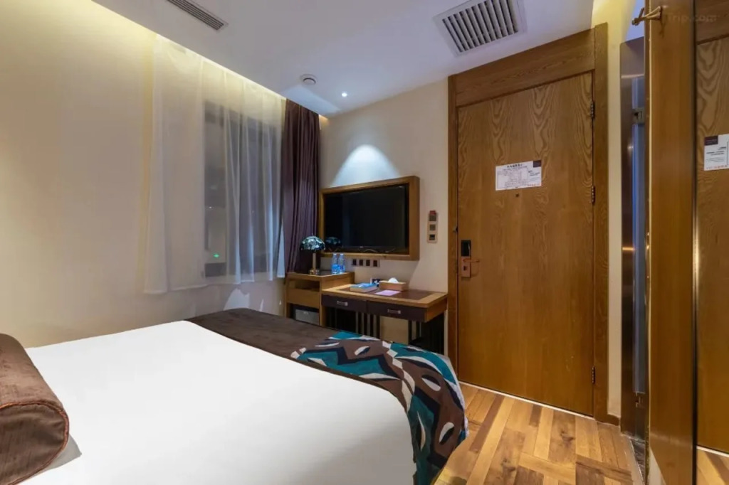 Choenix Hotel (Beijing Tiananmen Square Qianmen Street Subway Station)