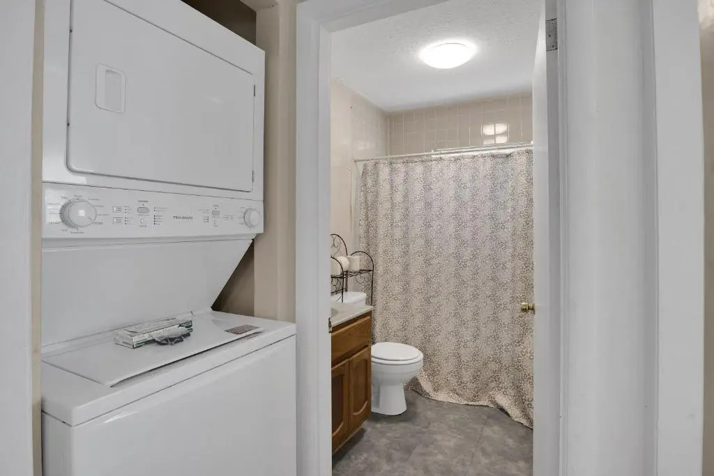 Small 2br East Knox apartment Pet friendly