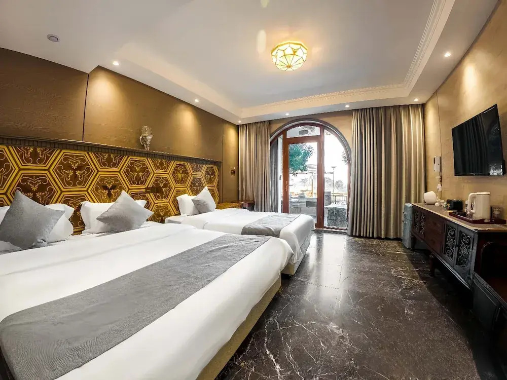 Laoshan Swan Castle Vacation Garden B&B