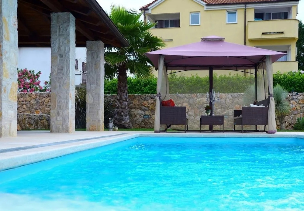 Berna - Pool House - H