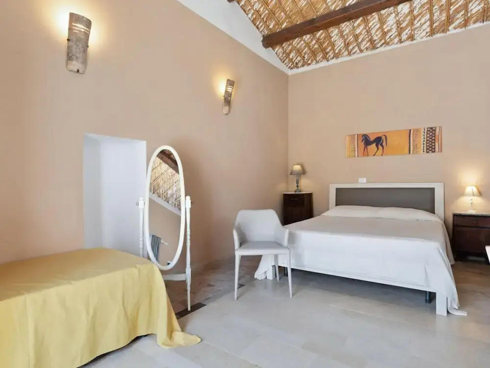 Farmhouse in Noto with Pool and Garden