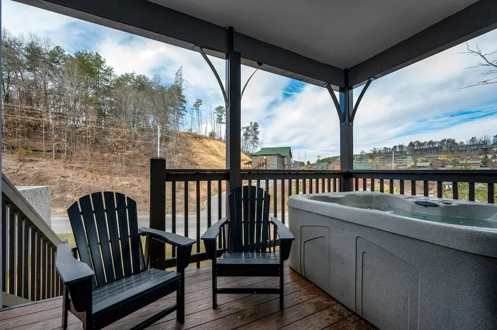 Brand New 4 4 Minutes to Dollywood w Hottub