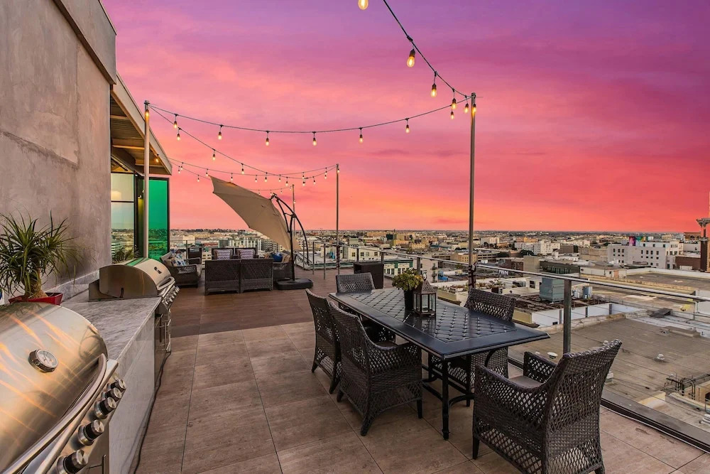 Stylish XL 2br/2ba At HWH by Oneluxstay