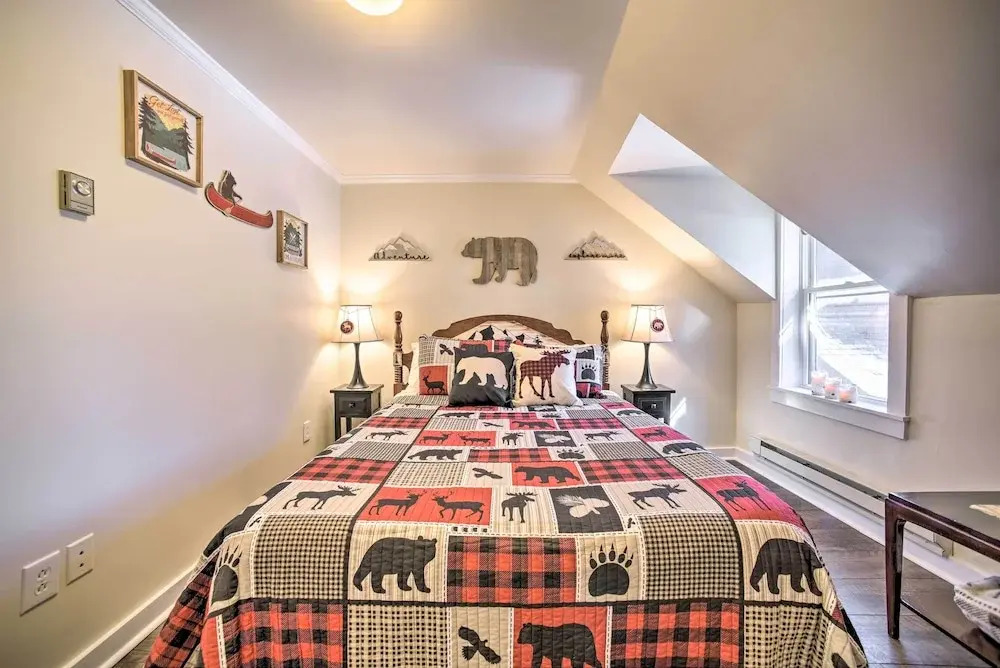 1 Block to Downtown: Cozy Condo by Mirror Lake