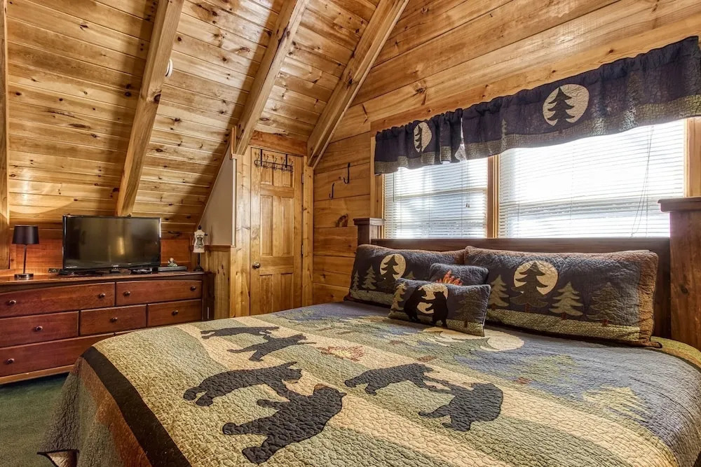 ER83 - Savage Loft - Your Close to the Action Cabin Getaway cabin