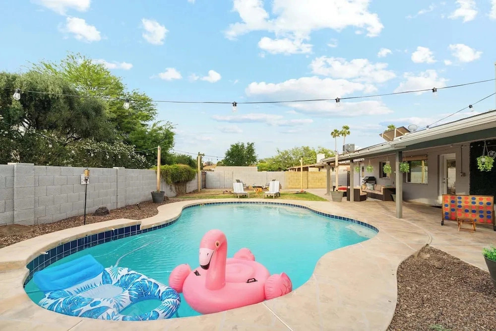 Spacious Scottsdale Retreat With Pool