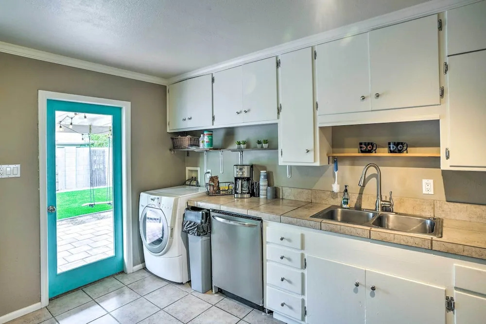 1 Mi to Old Town Scottsdale: Home w/ Putting Green
