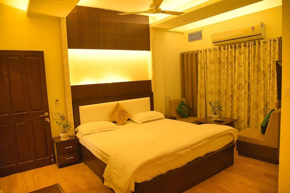 Royal Palms Luxury Service Apartment