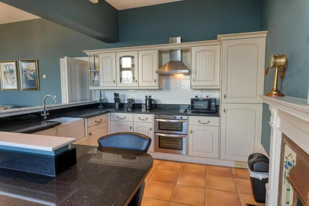 The Regency - Sea views and a modern art deco style interior
