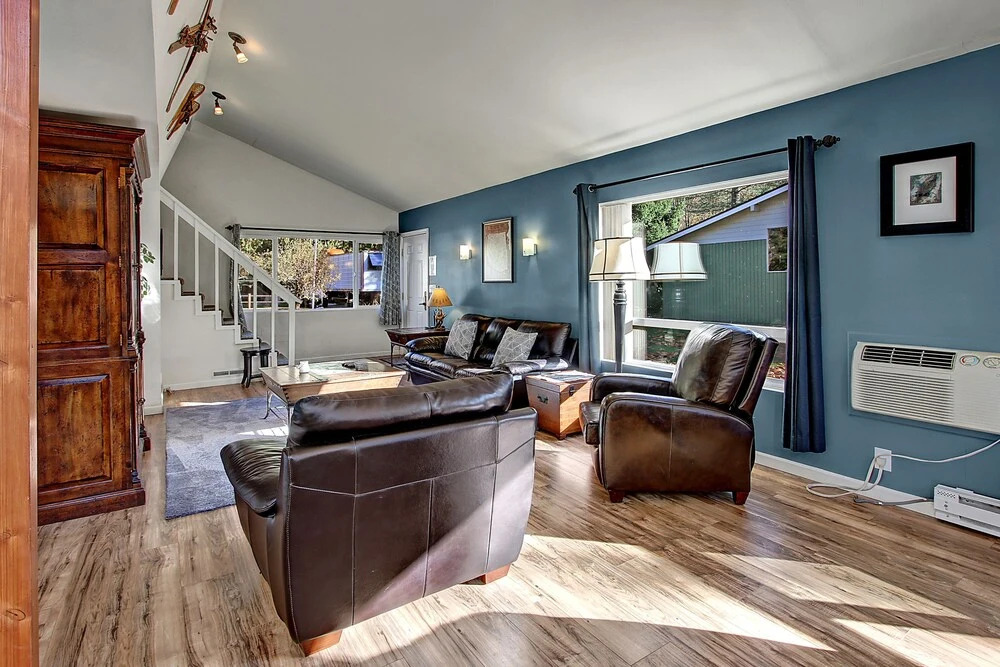 Baring Bend Lodge - Three Bedroom Cabin with Hot Tub