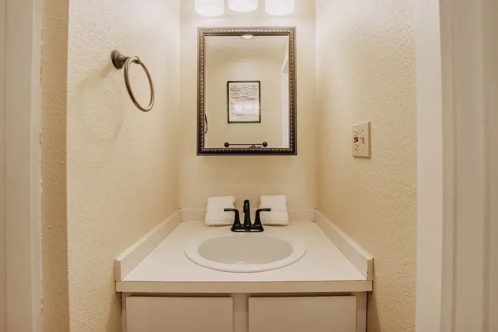 82sw - Fireplace - W/d - Kitchen - Sleeps 4 2 Bedroom Condo by RedAwning