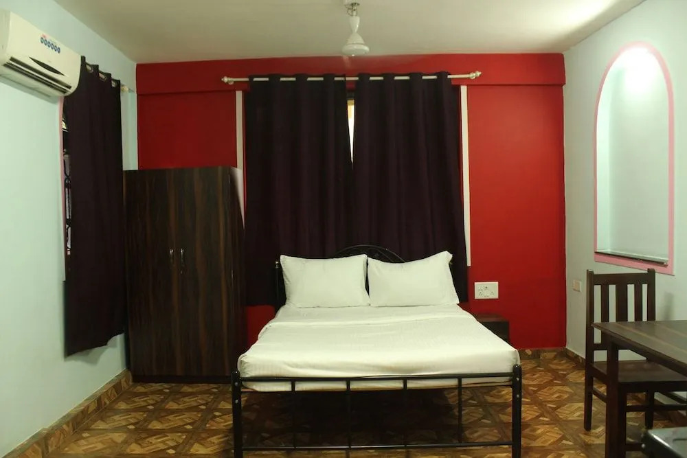 OYO 6453 Home Studios behind KFC Calangute