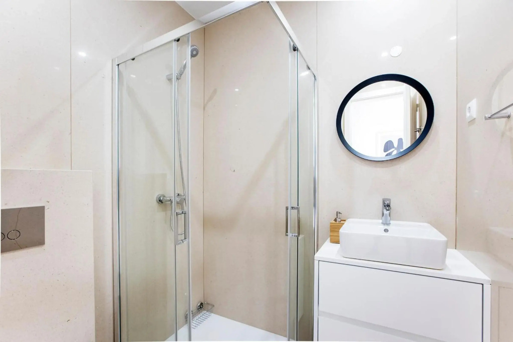 Bright 3BR Flat w/ AC in City Center by LovelyStay