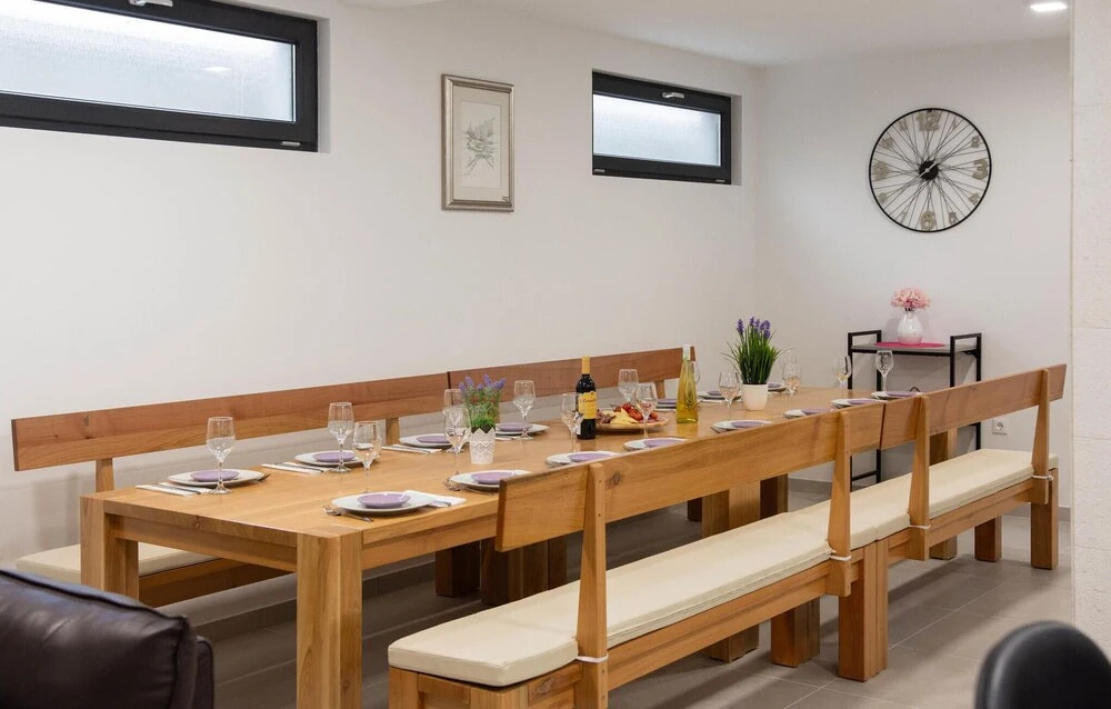 Ten-Bedroom Holiday Home In Razanj