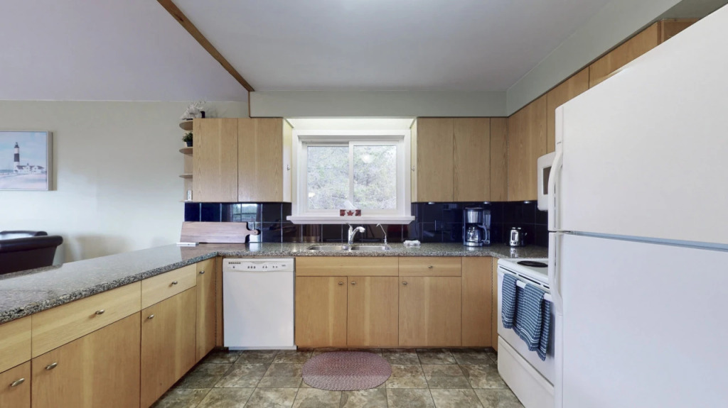 Waterfront Cottage w/ Heating + Kitchen