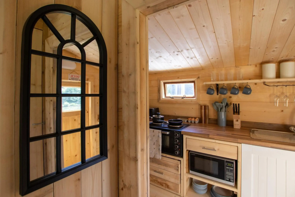 New Stunning Lake View Log Cabin With Hot Tub
