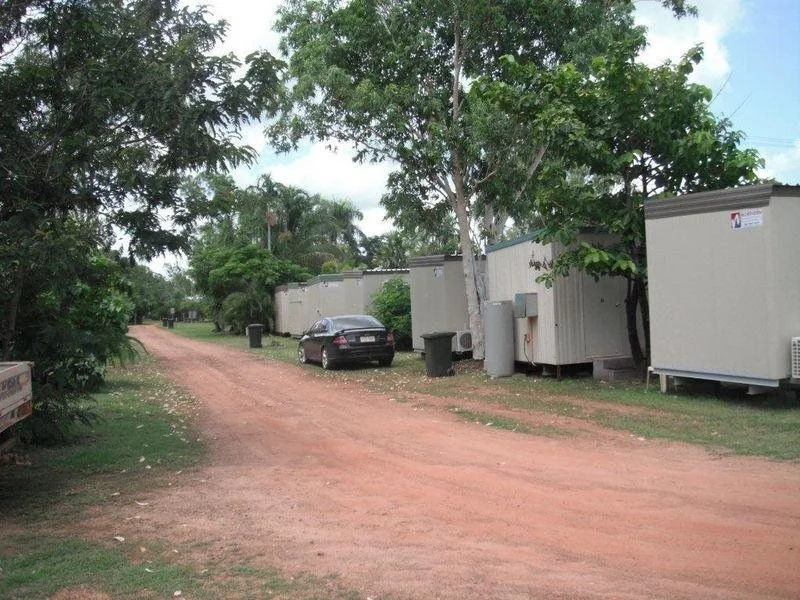 Lazy Lizard Tavern and Caravan Park Cabins