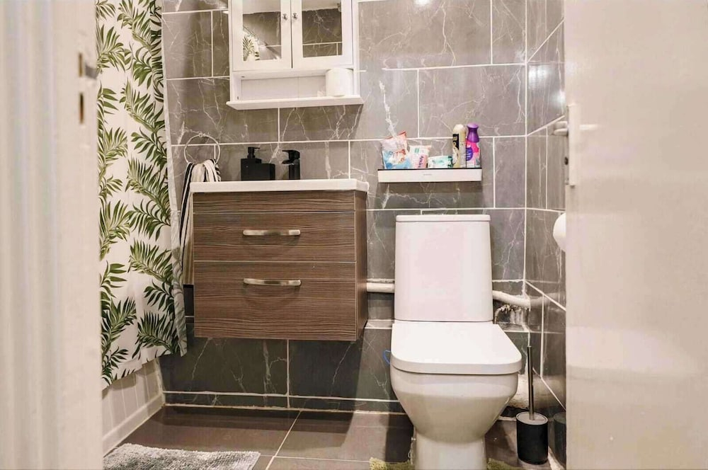 London - Flat - Garden Access - Sleeps 3 - Parking