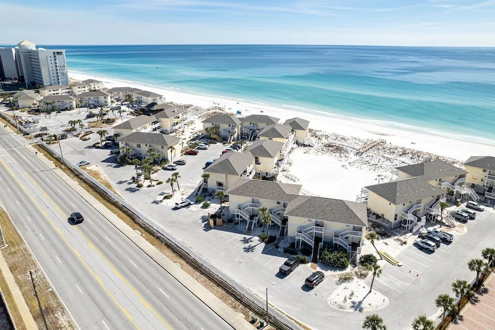 SPC 9136 - Ground Floor 2 BR short walk to beach right by pool by RedAwning