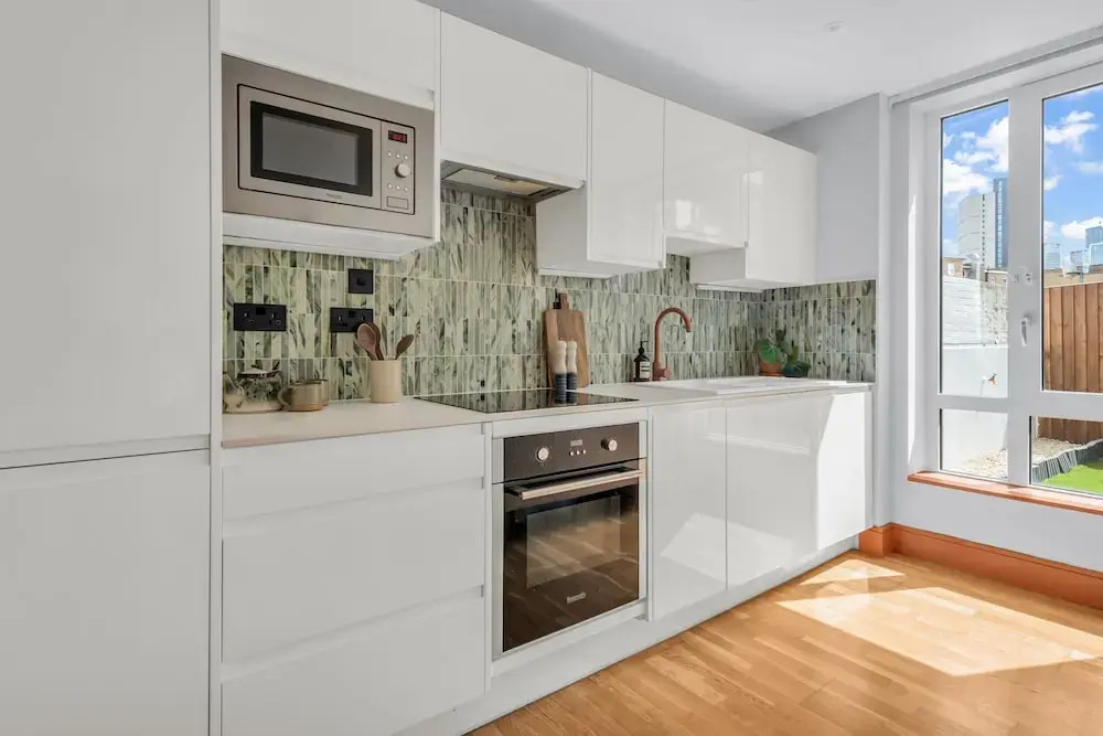 Two Bedroom Apartment in Limehouse