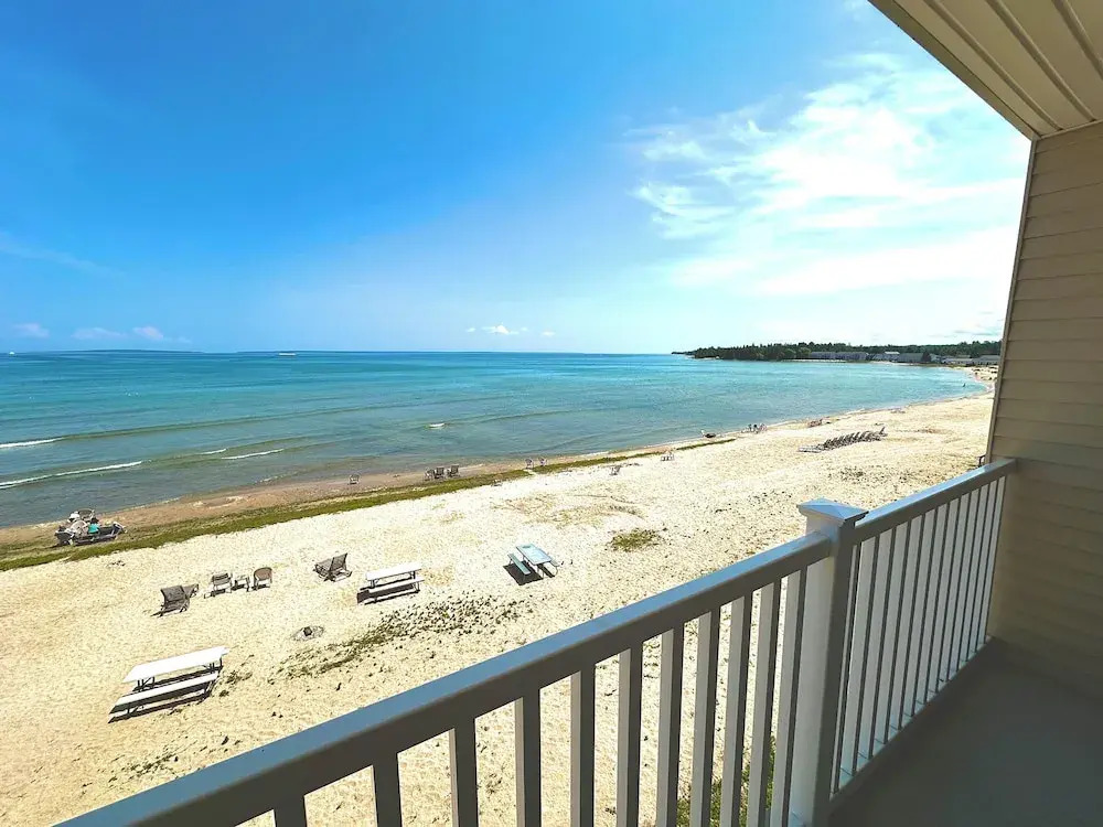 Mackinaw Beach and Bay Inn & Suites
