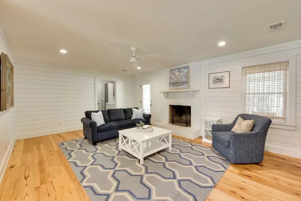 3 Mi to Beach: Coastal Escape in Mount Pleasant