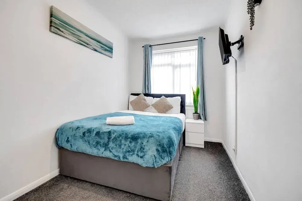 Charming 4 Bedroom Town House in Romford With City Views