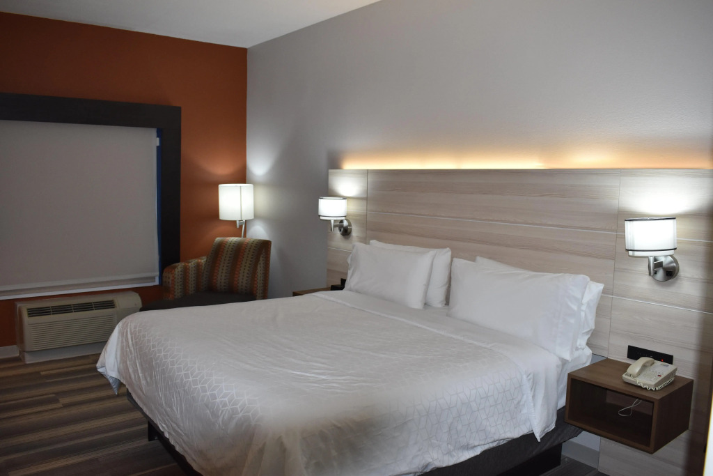 Holiday Inn Express Hotel & Suites McPherson by IHG