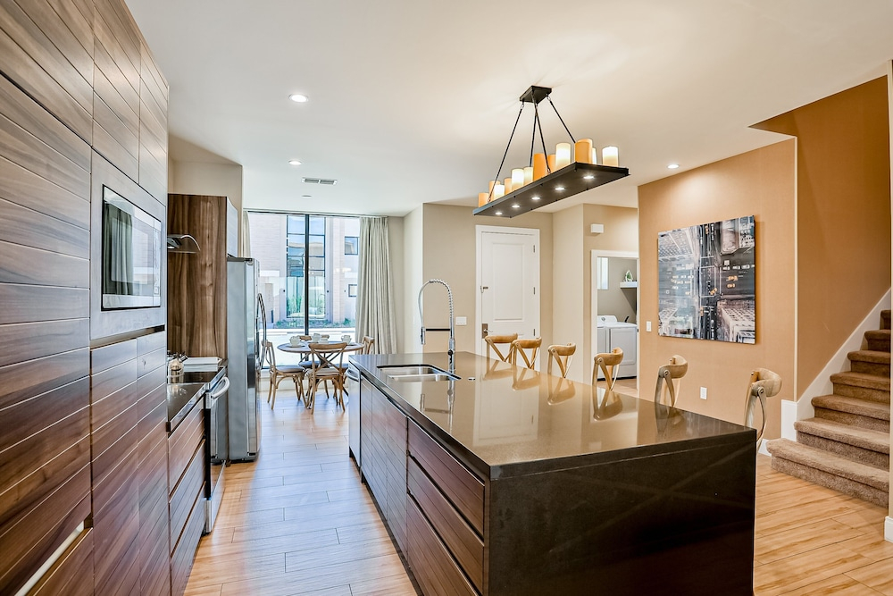 Modern Villa With Patio, Grill, Central AC, Wifi, Shared Pool, Tennis, & gym