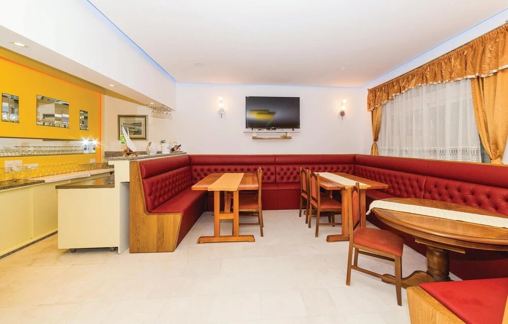 Amazing Home In Okrug Gornji