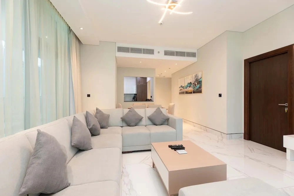 Stunning Corner Suite Canal View